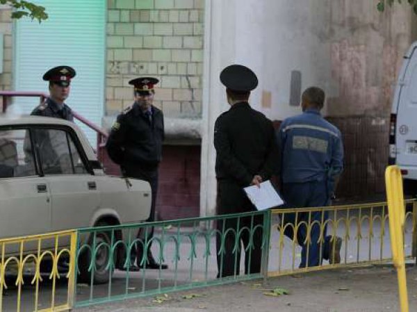 В Екатеринбурге старушка притащила к гаражу возле детской площадки мумию мужа на махровом халате