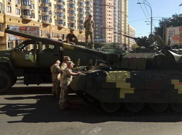 В центре Киева заглох танк во время репетиции парада