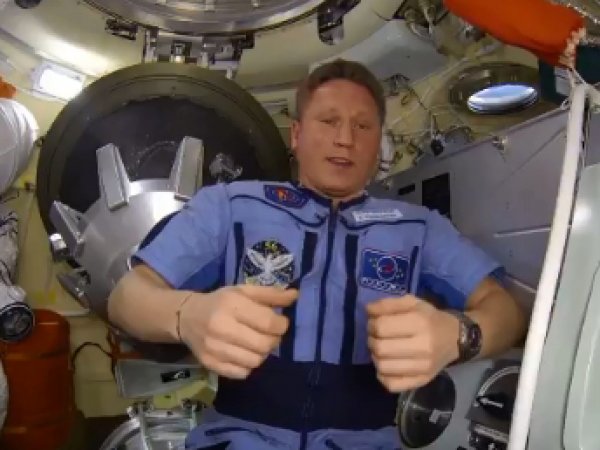 Российский космонавт показал на видео злосчастную дыру в "Союзе"