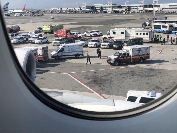 Около 100 пассажиров рейса Дубай — Нью-Йорк заболели неизвестной болезнью