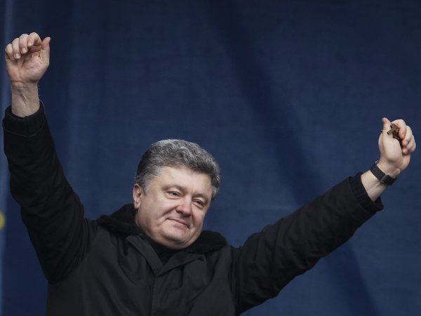 Украинцы засняли "помятого" Порошенко в рейсовом самолете Лондон-Киев