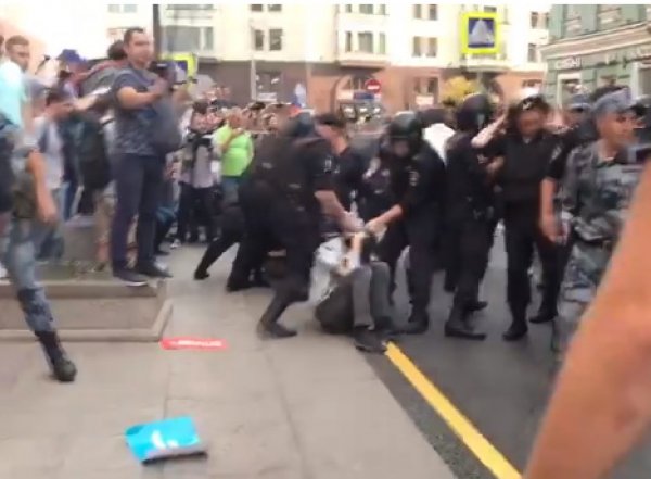 "Избивают всех подряд": митинг 9 сентября в Москве полиция разогнала дубинками (ВИДЕО)