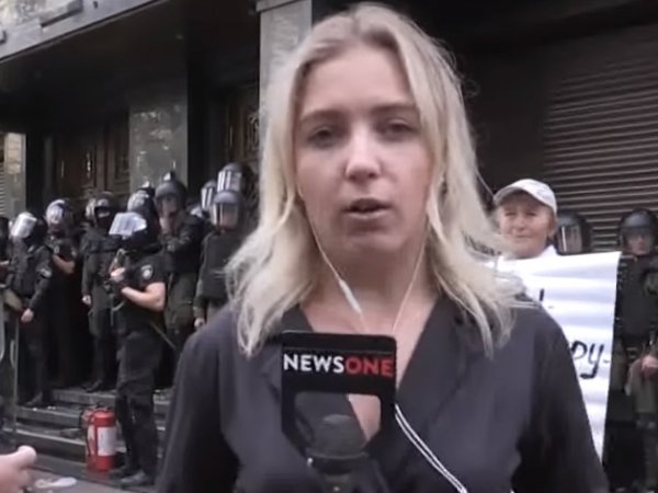 В Киеве радикалы на глазах у десятков силовиков напали на журналистку во время прямого эфира