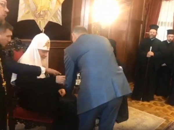 Таинственный "отравитель" на встрече патриархов Кирилла и Вафоломея попал на видео, переполошив СМИ