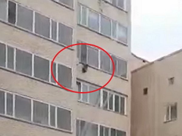 В Астане ребенок чудом спасся, выпав из окна 10-го этажа