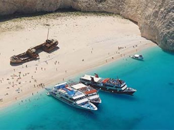 В Греции на отдыхающих на пляже туристов обрушилась скала: в больнице оказались 7 человек