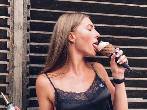 "Взрослое мороженое - взрослые фотографии":  "голую" рекламу в Сети сочли непристойной