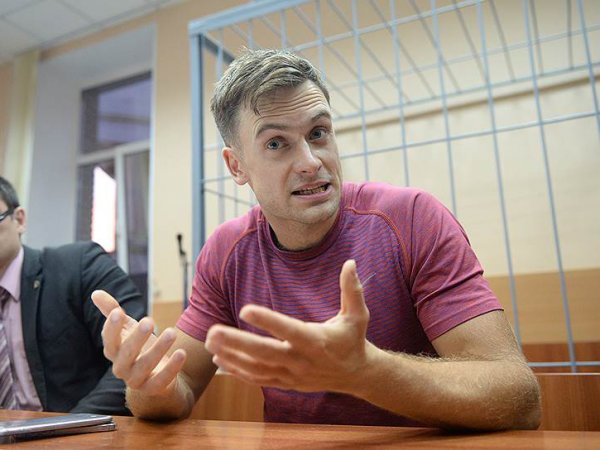 Оглохший и ослепший после отравления участник Pussy Riot Петр Верзилов попал на фото