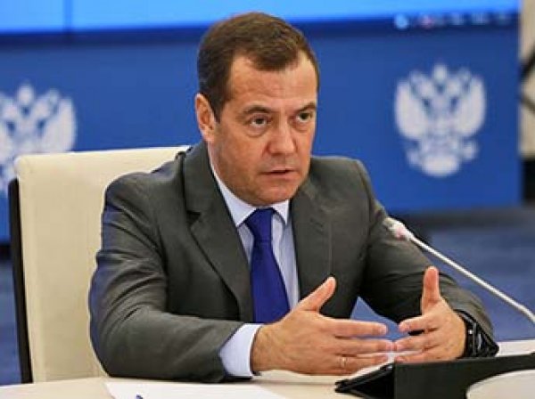 "Не надувать щеки, а принимать решения": Медведев обнадежил россиян