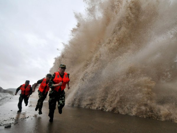 Жукие кадры тайфуна в Китае попали на видео