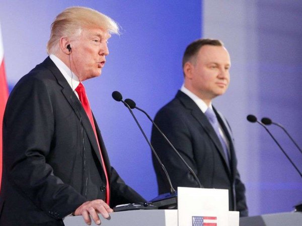 В Польше уволили журналиста за "унизительное" фото президента страны с Трампом