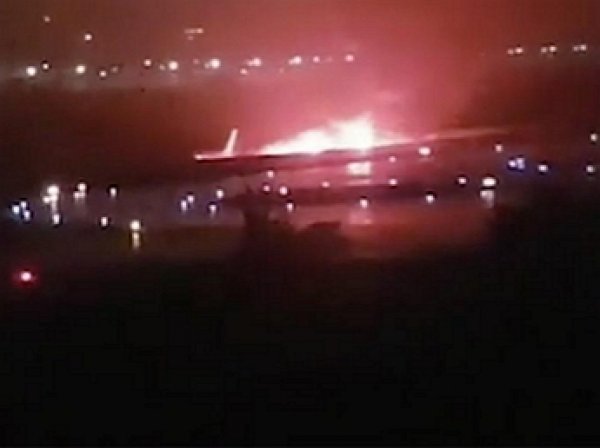 В аэропорту Сочи Boeing со 164 пассажирами скатился в реку и загорелся: 18 пострадавших (ФОТО, ВИДЕО))