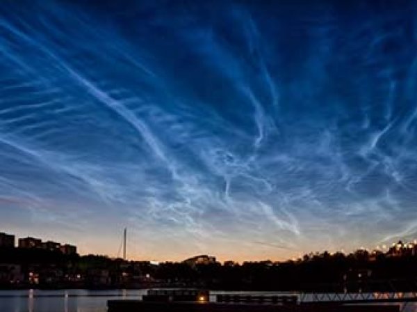 Камеры NASA сняли самые редкие — светящиеся — облака на Земле