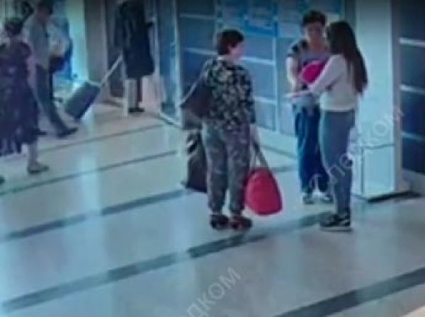 СКР показал видео, как в аэропорту Омска женщина дарит незнакомке своего ребенка