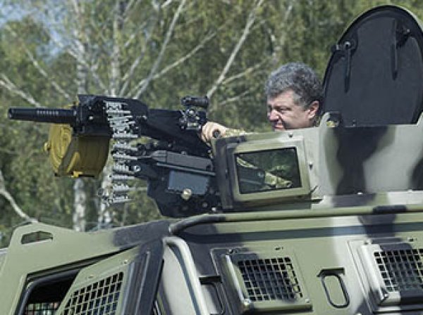 "Нет денег на краску и шаровары?": восхитившегося видео с украинскими танками Порошенко подняли на смех
