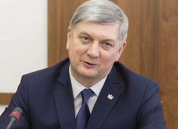 Воронежский губернатор выплатил уволенному заму 23 оклада и снова взял его на работу