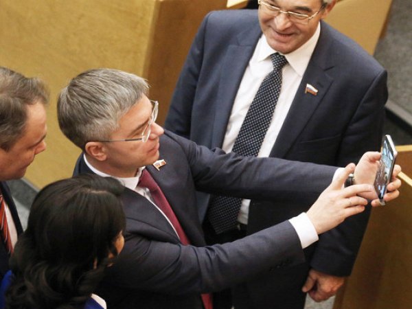 Депутатов Госдумы отчитали за селфи во время голосования по пенсионной реформе
