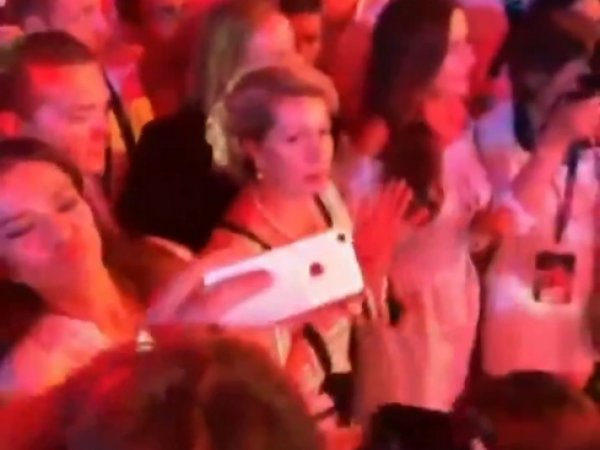 Жену Дмитрия Медведева засняли танцующей на концерте Сердючки (ВИДЕО)