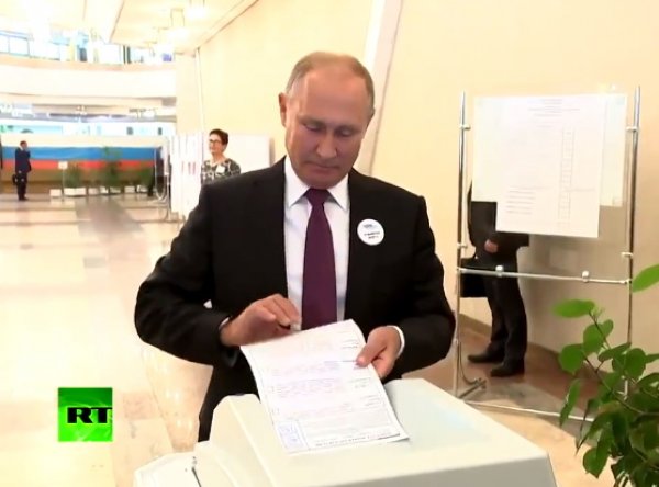 "Да ладно?!": конфуз с Путиным при голосовании на выборах мэра Москвы попал на видео