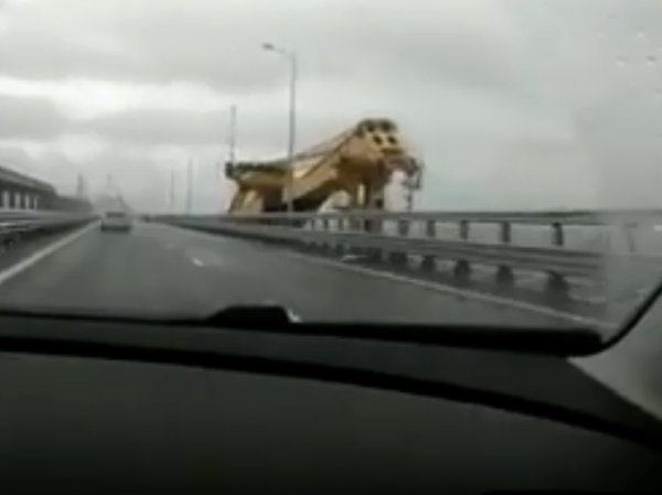 Очевидцы сняли на видео врезавшийся в Крымский мост плавучий кран