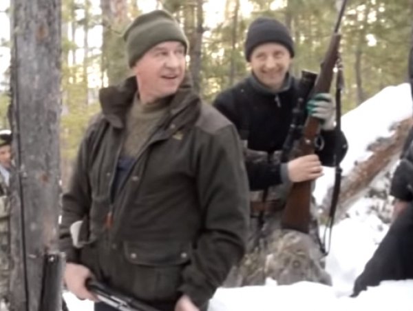 "Типичный чиновник": видео расстрела спящего медведя иркутским губернатором взорвало Сеть