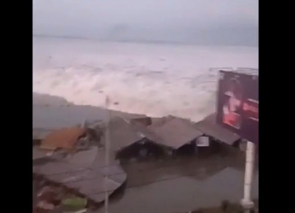 Страшный удар первой волны цунами на Индонезию попал на видео