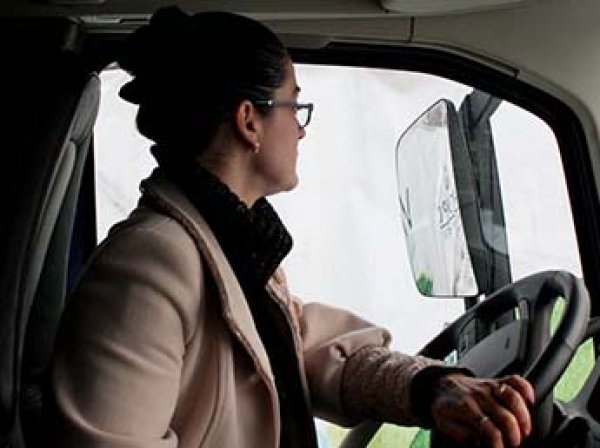 Минтруд разрешит женщинам работать водителями грузовиков и машинистами