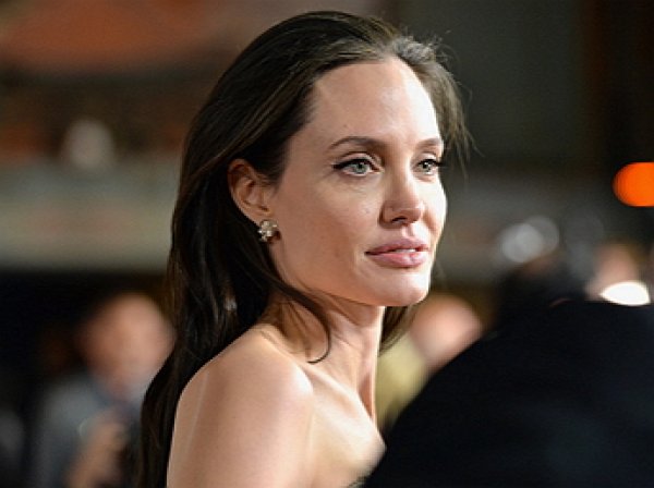 Джоли раскрыла компромат на Питта: кумир миллионов показывал голый зад девочке