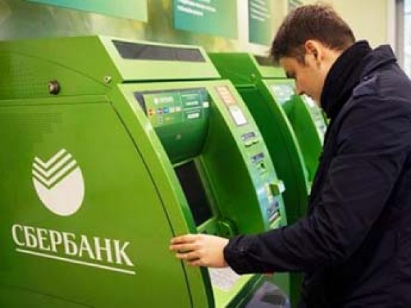 Сбербанк ввел единый налог 1% за снятие наличных с карты — россиян напугали панические слухи