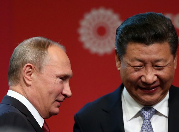 Ургант показал фото с Путиным и Си Цзиньпином в программе "Смак"