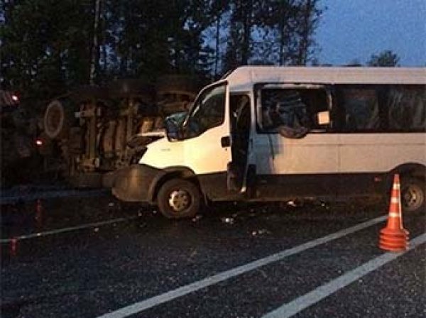 Уснувший водитель грузовика в Подмосковье протаранил маршрутку: 10 человек в больнице, один погиб