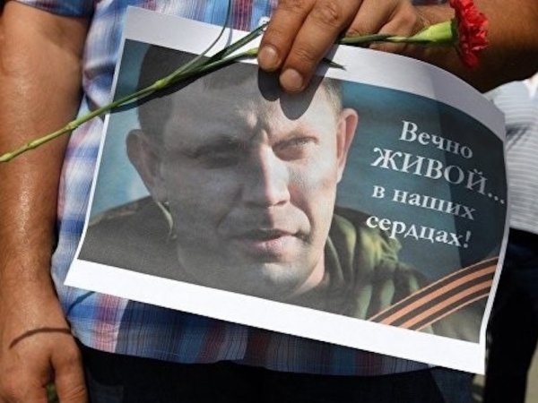 На похоронах Захарченко открыли гроб: украинские СМИ опубликовали фото