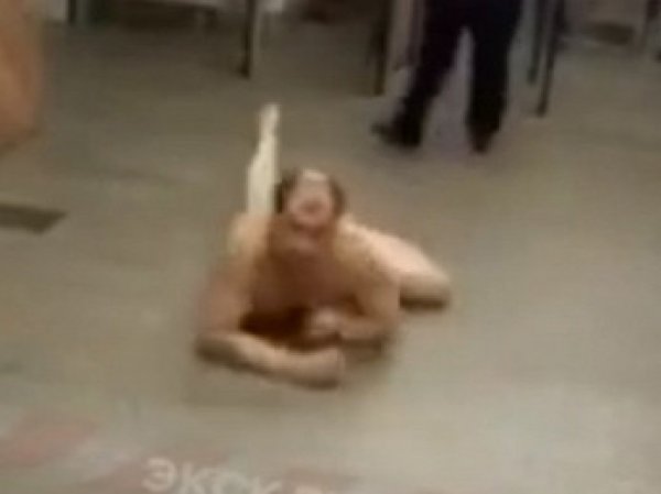 Голый мужчина прополз по вестибюлю московского метро и попал на видео
