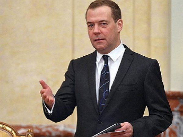 Медведев опробовал в деле новый фотоаппарат "Зенит М"