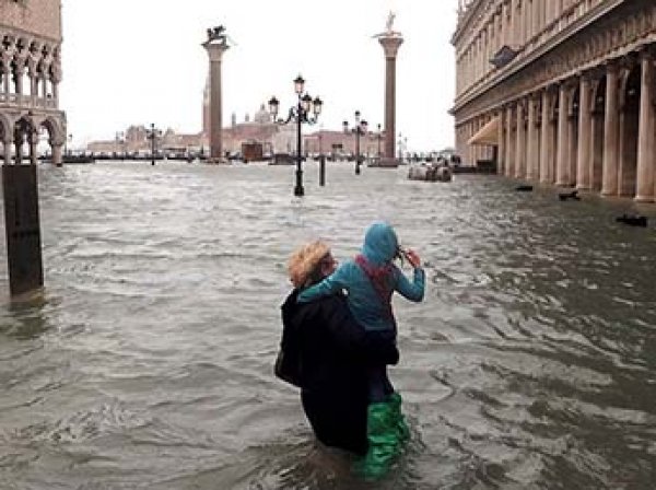 Италия ушла под воду: затоплено 75% Венеции, 9 человек погибли, деревья вырваны с корнем