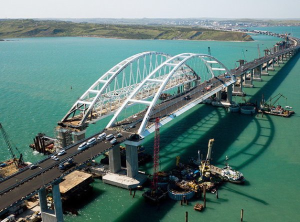 Пролет Крымского моста рухнул в воду: ЧП попало на ВИДЕО