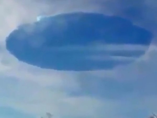 "Нибиру атакует": НЛО по всему миру и дыра в небе вызвали панику (ВИДЕО)