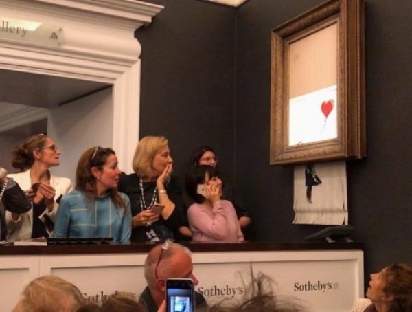 Картина Бэнкси, проданная за ,4 млн, сама себя уничтожила сразу после аукциона (ВИДЕО)