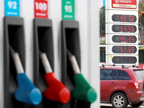 Цены на бензин попросили поднять еще на 5 рублей