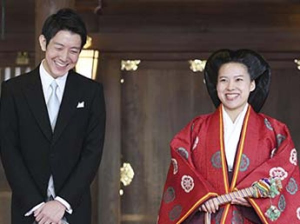 Японская принцесса потеряла титул после свадьбы с простолюдином