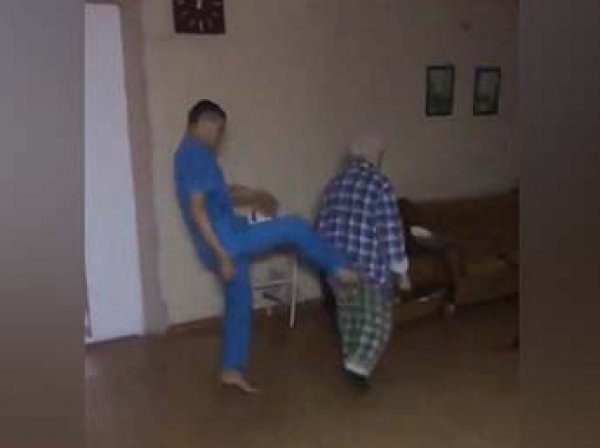 На Урале вызвало скандал видео издевательств санитаров психбольницы над 74-летним пациентом