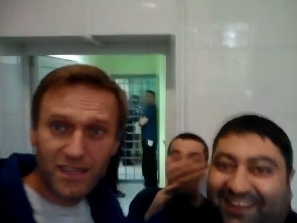 Поет "оперный оркестр камеры №1": видео с Навальным из СИЗО появилось в Сети