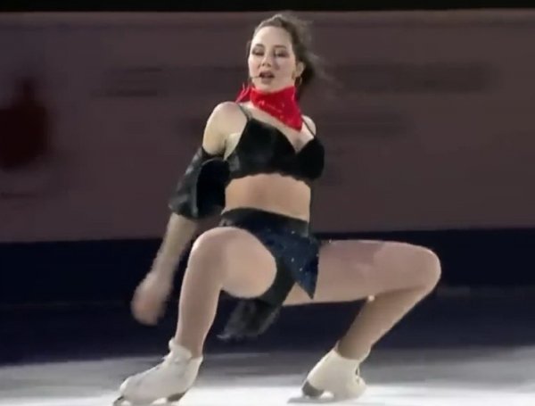 Победительница Гран-при Канады фигуристка Туктамышева устроила стриптиз на льду (ВИДЕО)