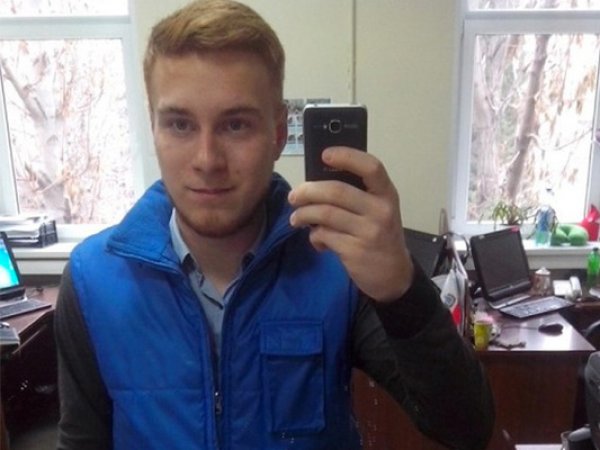 Журналист Никита Развозжаев, избитый в эфире НТВ в День десантника, покончил с собой. Он оставил записку
