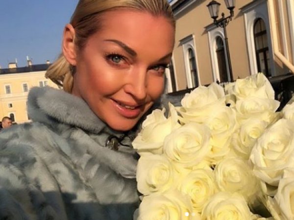Волочкова разгневала Сеть развратным фото во время траура по жертвам в Керчи