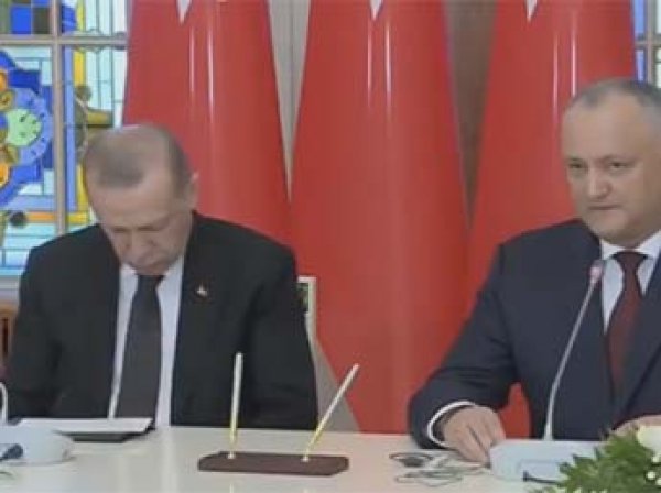 В Сеть попало видео спящего Эрдогана на пресс-конференции с Додоном