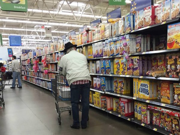 Фото женщины в "голых" лосинах в супермаркете США ошарашило Сеть