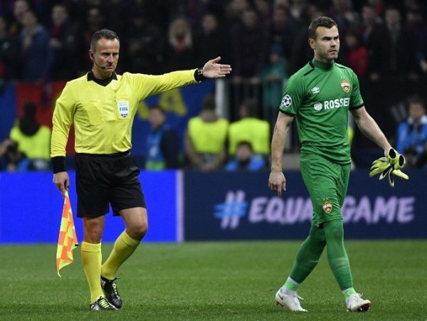 "Одно слово - румын": СМИ выяснили, за что удалили Акинфеева в матче с "Реалом"