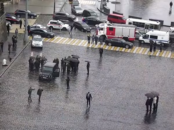 Опубликовано видео, как Золотов пожал руку "террористу" у стен Кремля