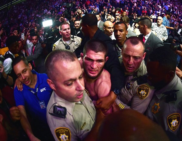 "Санкции жестче, чем UFC": отец Нурмагомедова рассказал, как накажет его за драку после боя